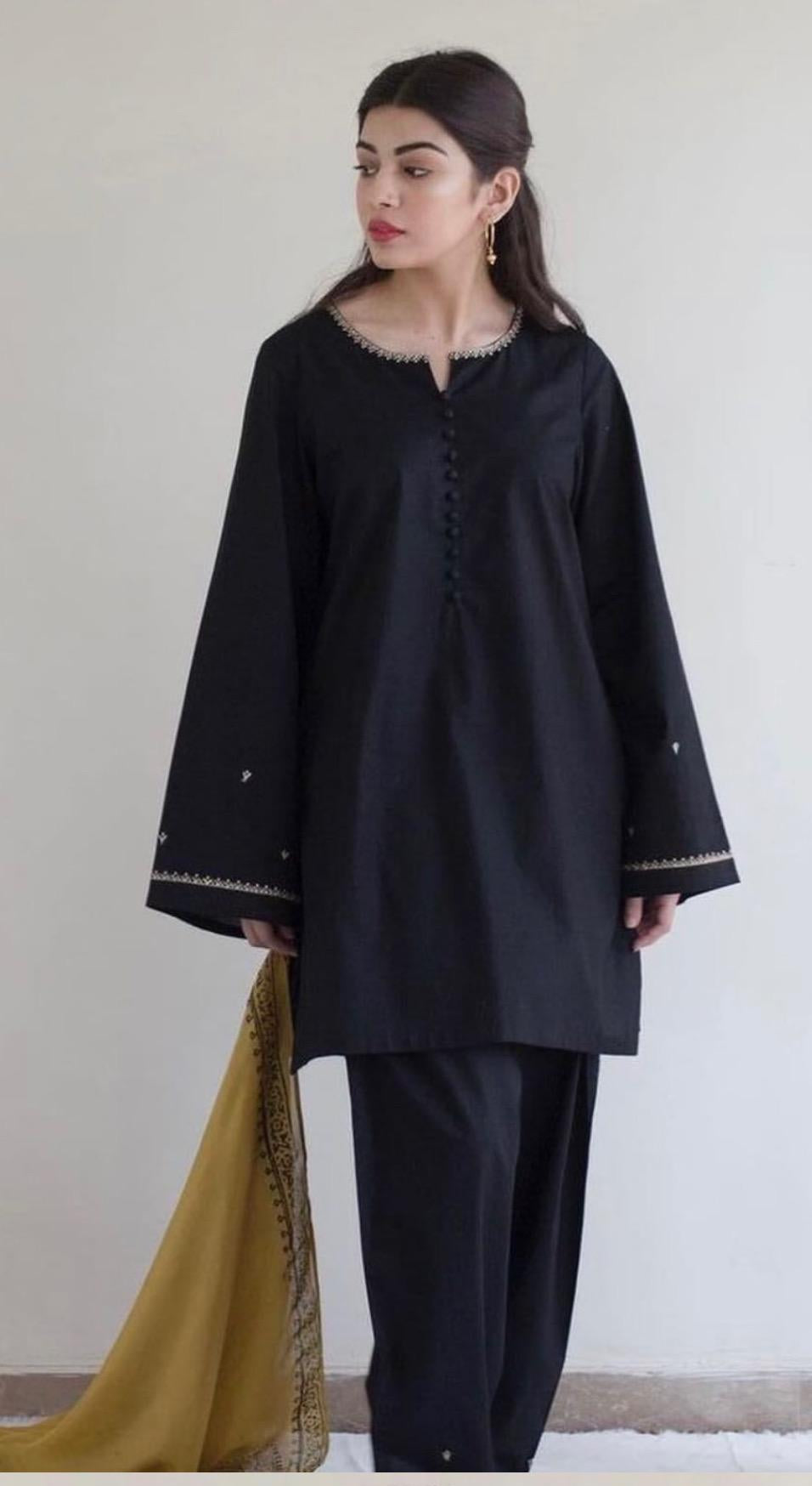 š¤ Minimalist Black Elegance with Mustard Dupatta š§£