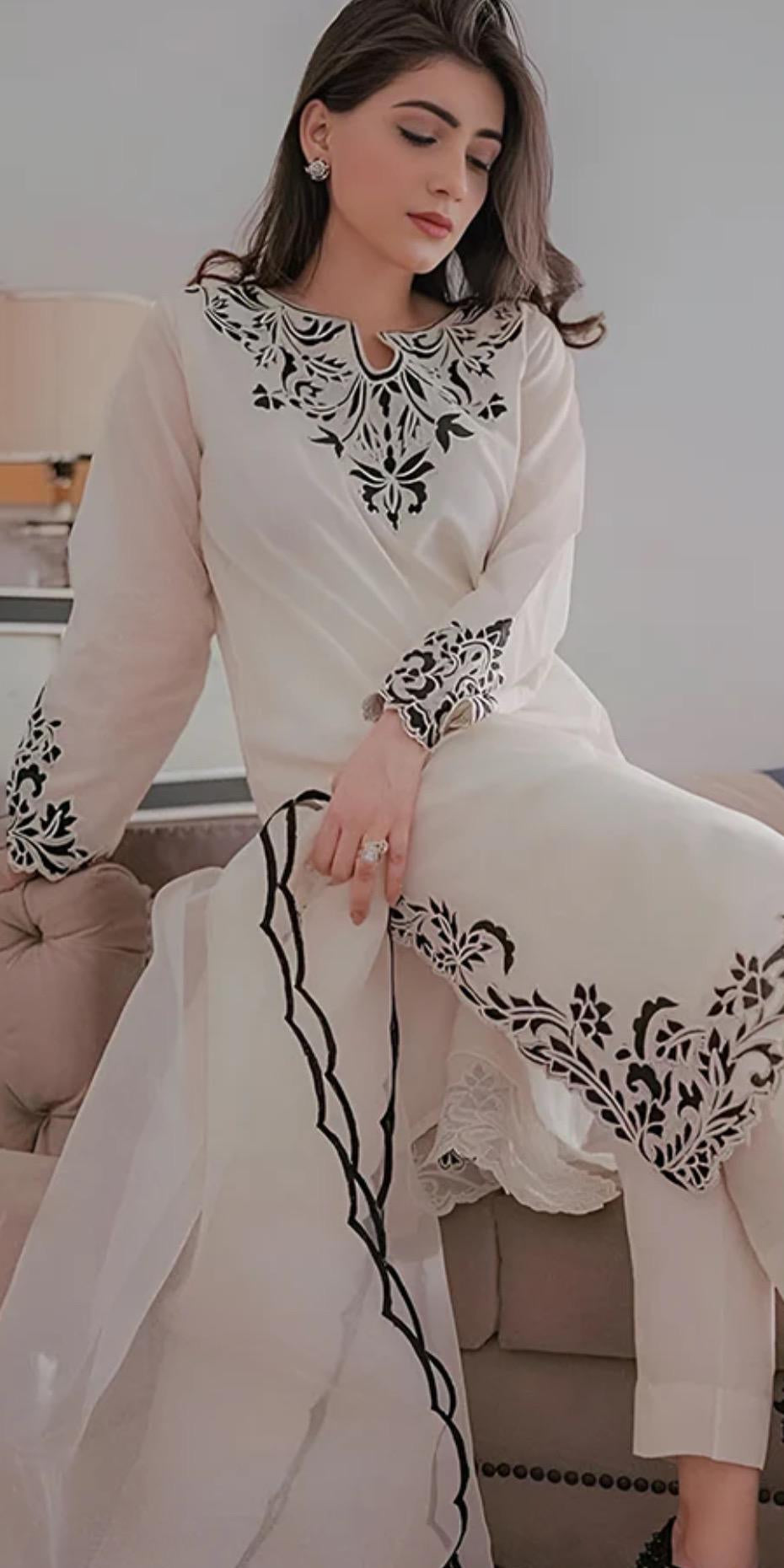 ⨠Elegant White Embroidered Lawn Suit â¨